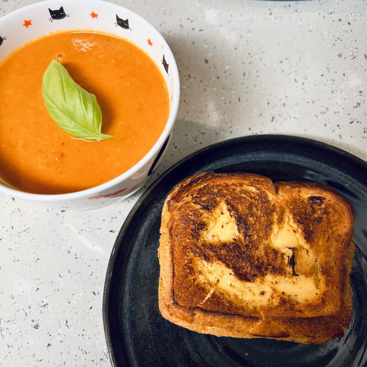 Spooky grilled cheese and tomato soup 🎃🍅🧀