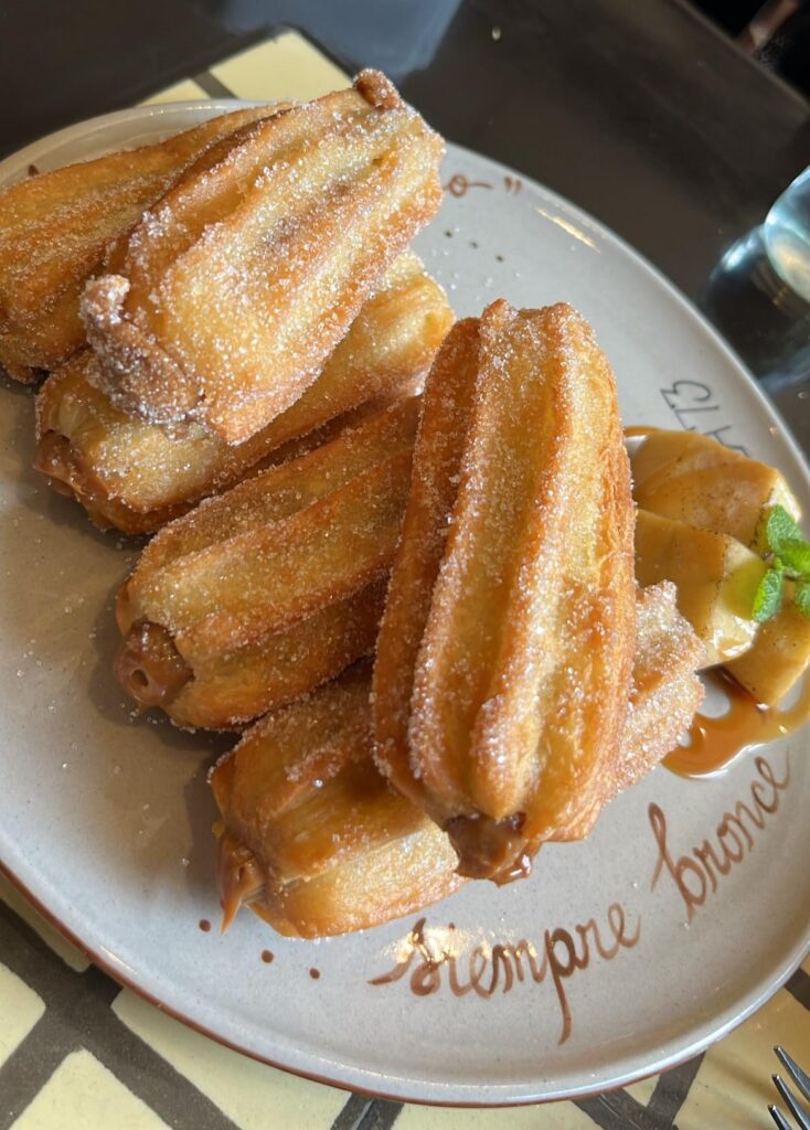 Estos churros son peligrosamente deliciosos!!😅 ¿Quién más es fan de los churros?