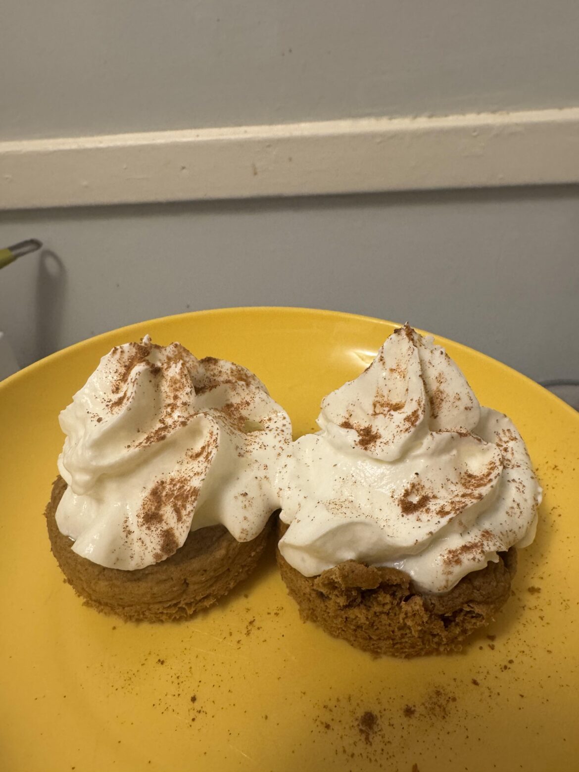 Pumpkin Spice Muffins w Pumpkin Spice Whipped cream 🤤