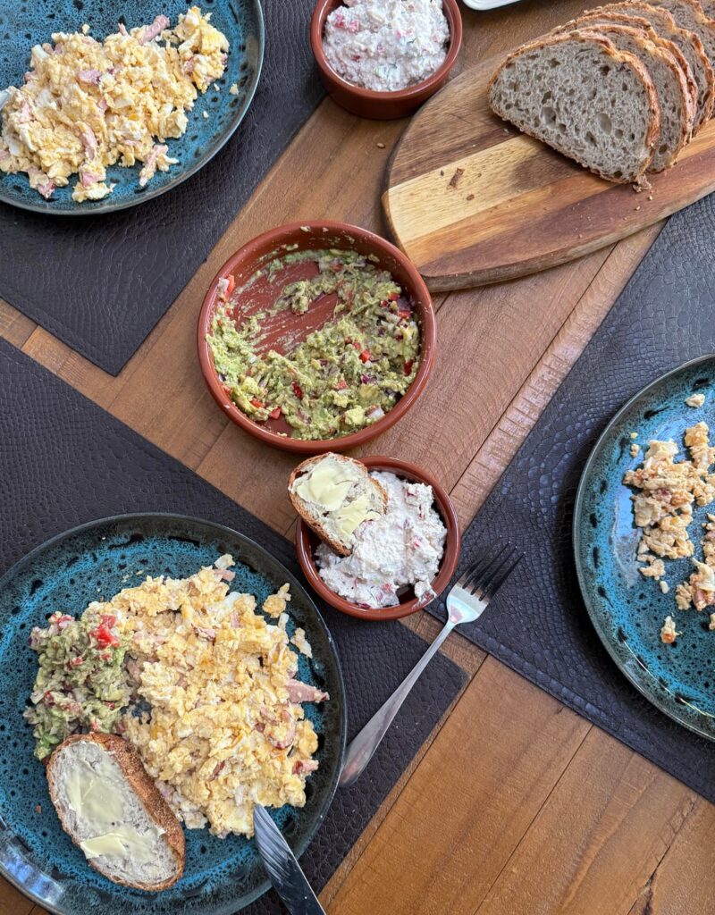 Scrabbled eggs with ham and cheese & guacamole 🥑 and spring cottage cheese with radish and red pepper 🌶️