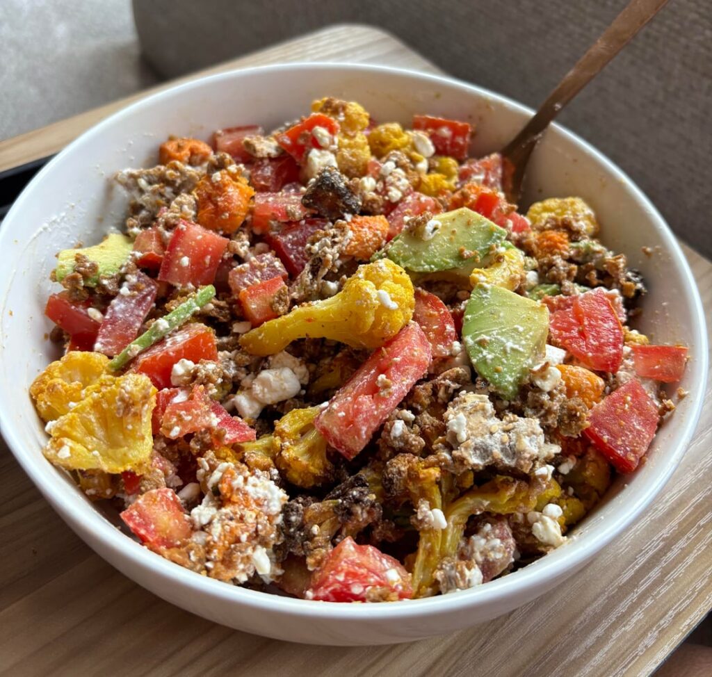 Homemade salad – 400 kcal, 33 g protein, 25 g carbs, 17 g fat Homemade salad - 400 kcal, 33 g protein, 25 g carbs, 17 g fat