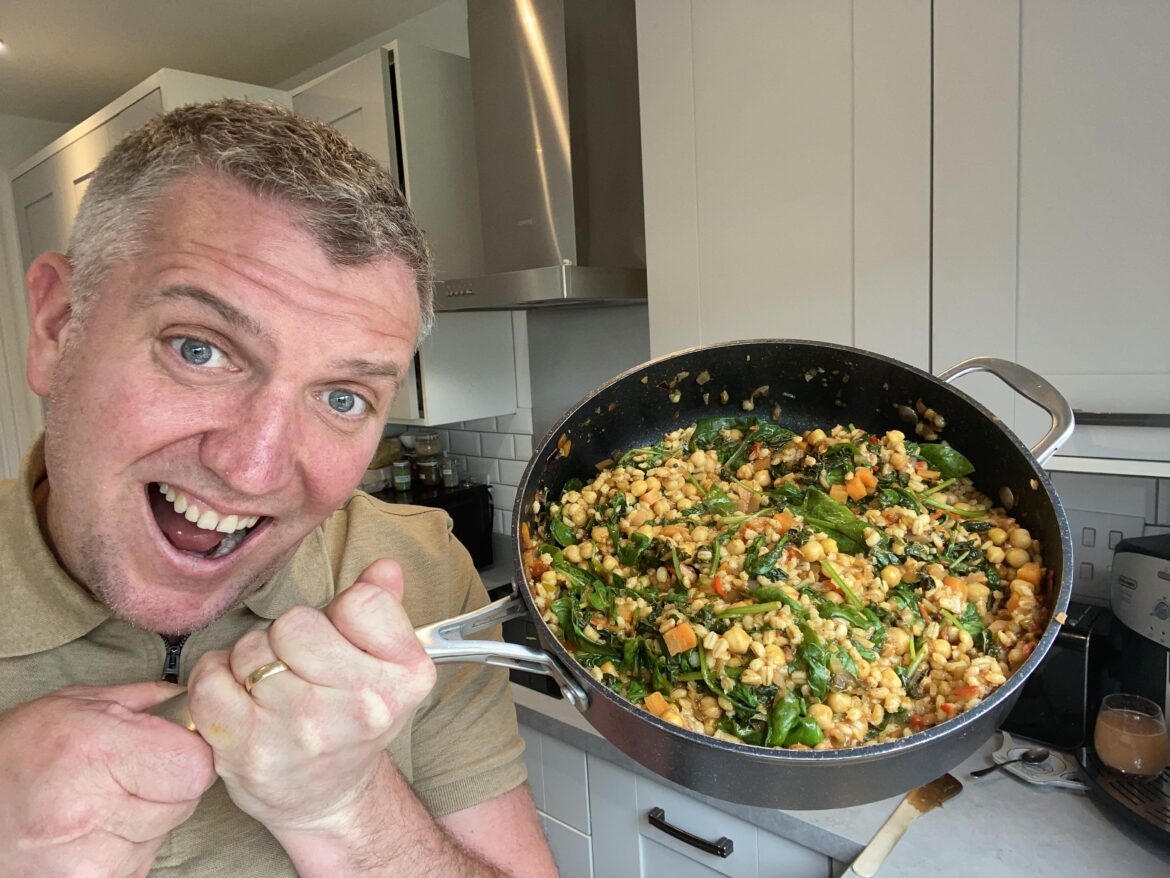 Absolutely love this ‘Indian Spiced Chickpea Spinach & Kale Hash’. Great Autumnal recipe to kick start the season! 🍂🌅