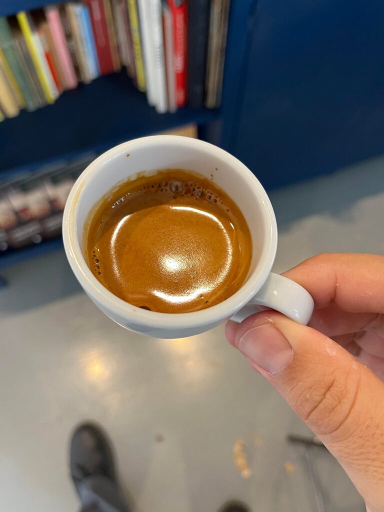 Después de mucho recorrer encontré el mejor café de La Plata.