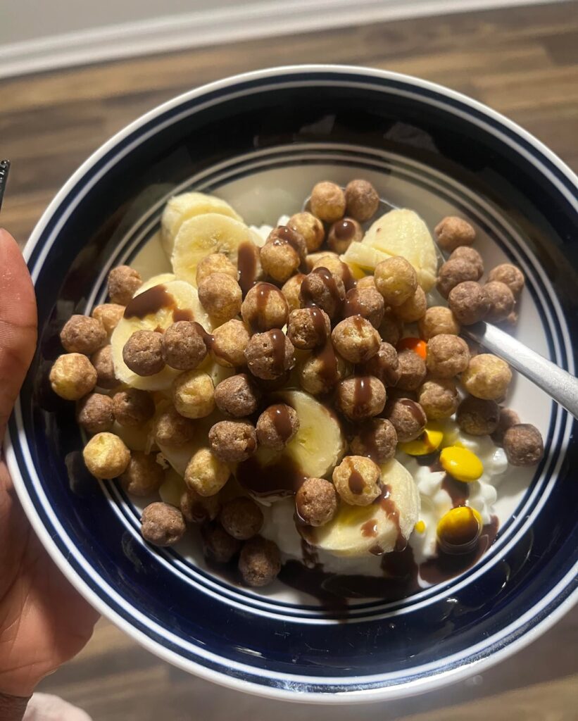 Breakfast ❤️ Crunchy sweet cottage cheese bowl w/ banana Reese’s puffs & Reese’s pieces & double fudge Jordan’s skinny mixes sauce . 369 cal