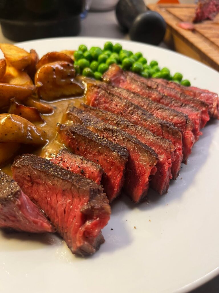 [Homemade] Steak, potato, peas & peppercorn sauce