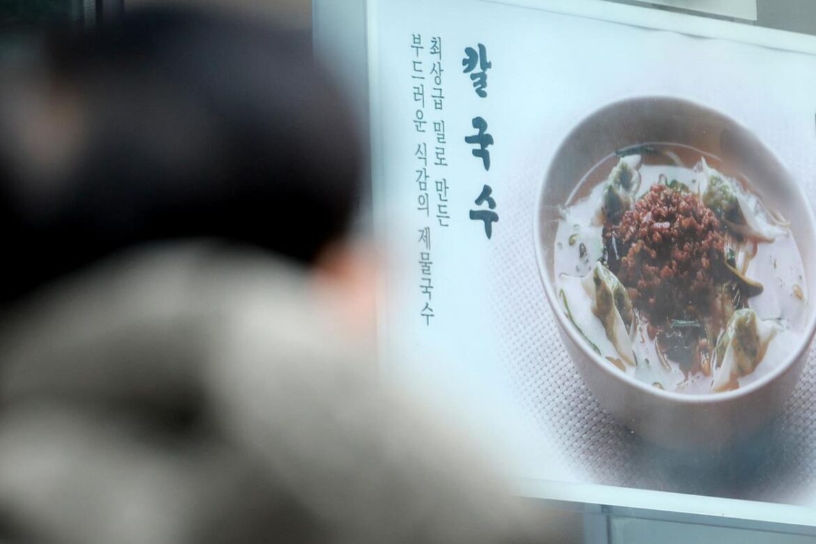 Knife-cut noodle soup tops list of biggest price hikes in Seoul’s dining-out staples