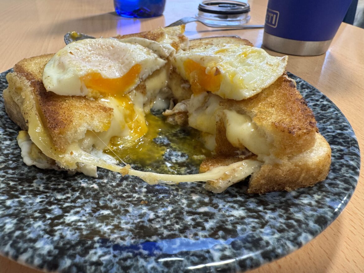 grilled cheese (gorgonzola, gouda, wit brood, roomboter), soft egg on top and bottom