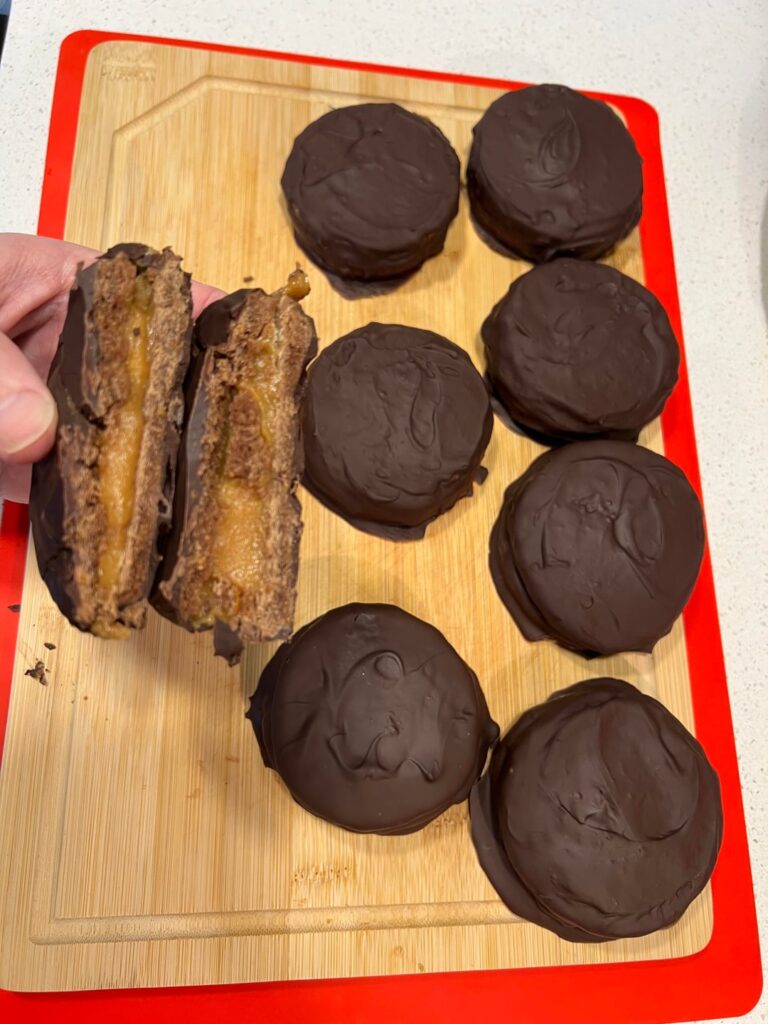 Vegan chocolate/dulce de leche alfajores 🙌