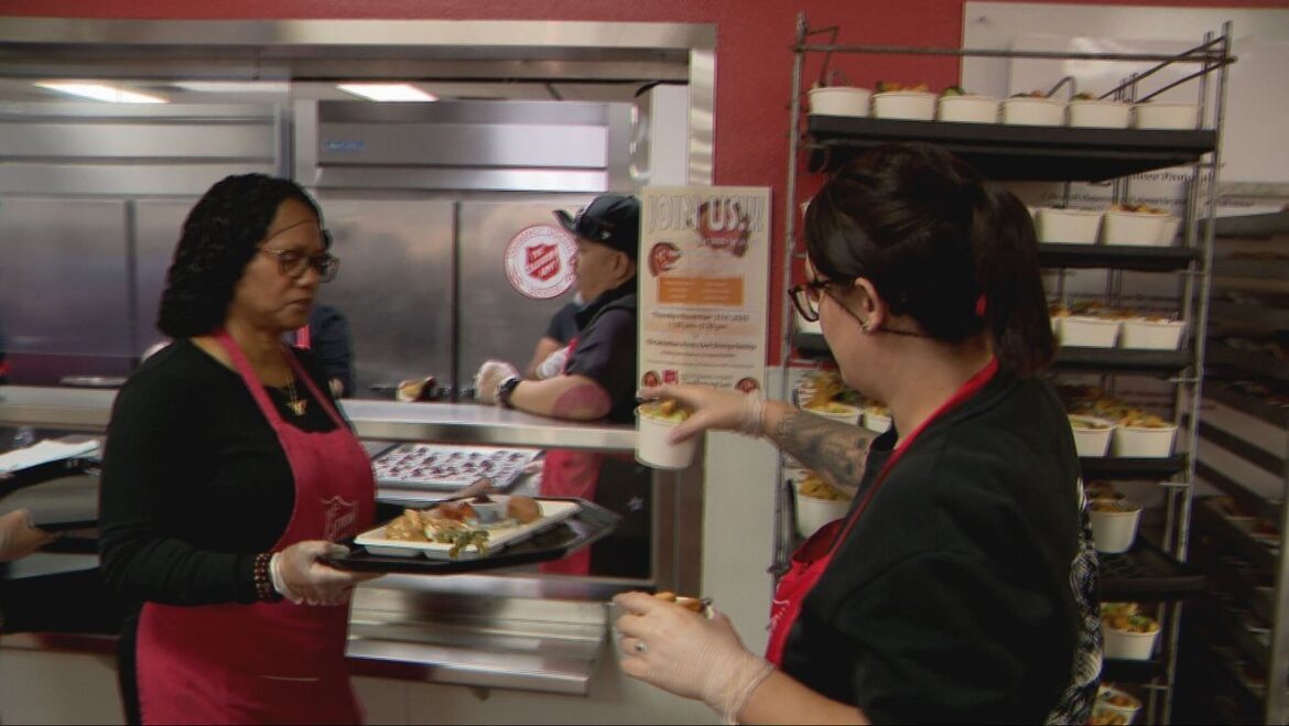 Volunteers offer family warmth to homeless with Thanksgiving dining experience KSNV