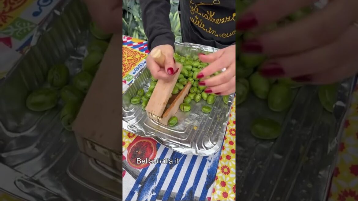 Schiaccia le olive con questo piccolo strumento #olive #sicilia #sicily #tradizioni #bellasicilia