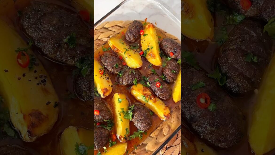 ✨Lamb kofta and potatoes with a zesty, garlicky tomato sauce✨