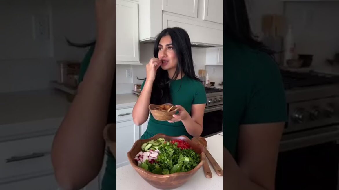 LEBANESE FATTOUSH SALAD• I’m not much of a salad girl but this right here is everything! It’s all in LEBANESE FATTOUSH SALAD• I’m not much of a salad girl but this right here is everything! It’s all in