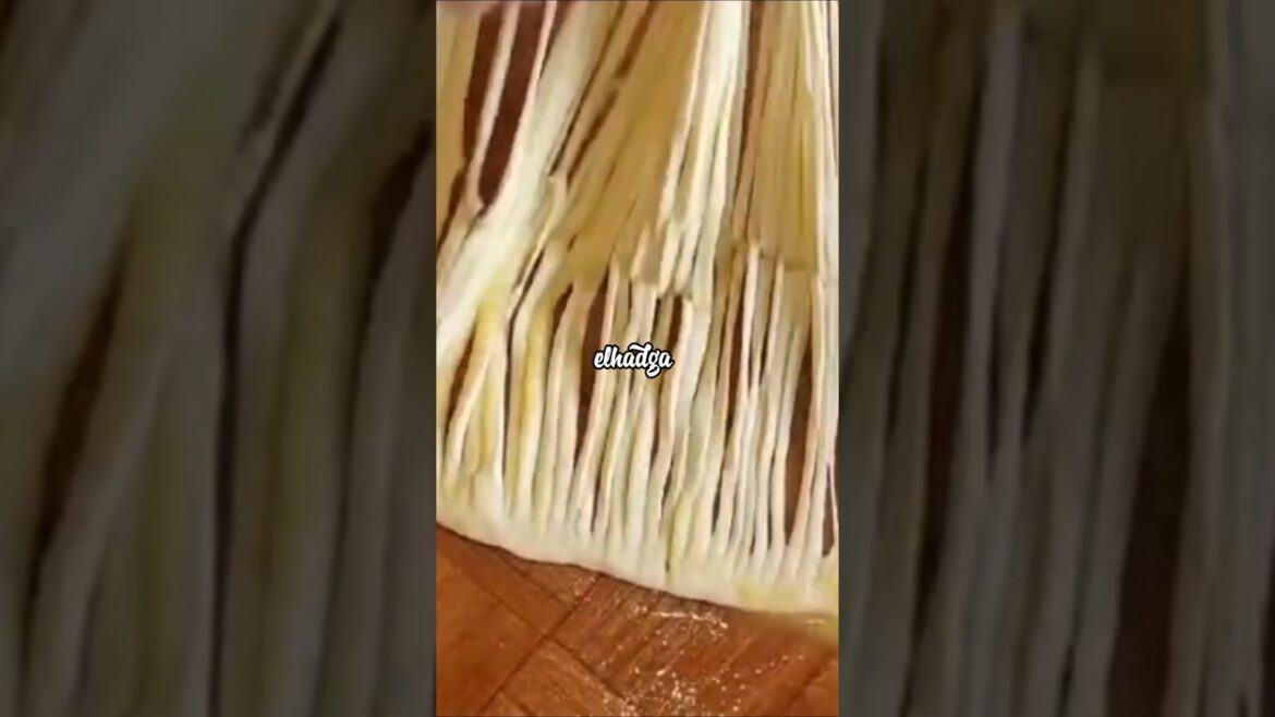 RZIZA, Crêpes marocaines en spaghetti. Moroccan pancakes. رزيزا، فطائر سباغيتي مغربية. msemen مسمن RZIZA, Crêpes marocaines en spaghetti. Moroccan pancakes. رزيزا، فطائر سباغيتي مغربية. msemen مسمن