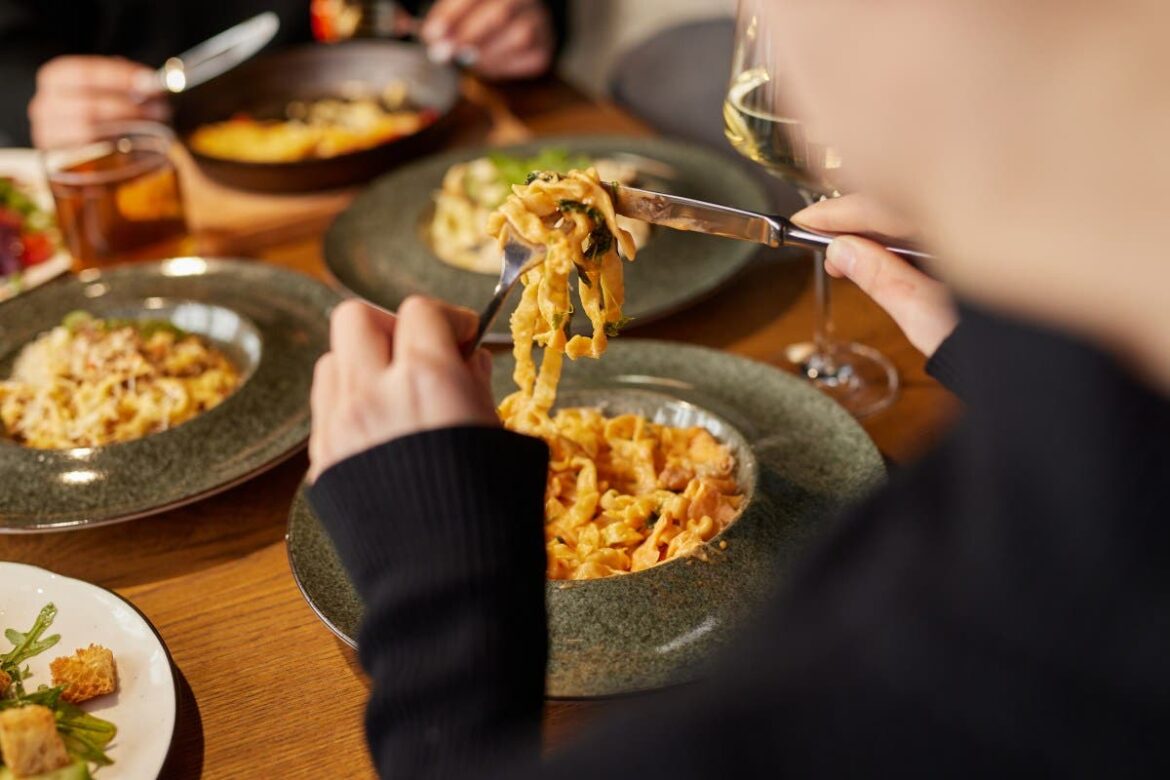 Woman’s One Restaurant Ordering Stance Reveals Unexpected Class Divide – Newsweek Woman’s One Restaurant Ordering Stance Reveals Unexpected Class Divide - Newsweek