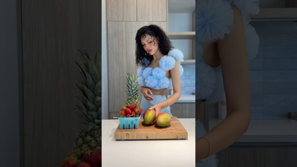 Nara Smith Makes Fruit Roll Ups from Scratch