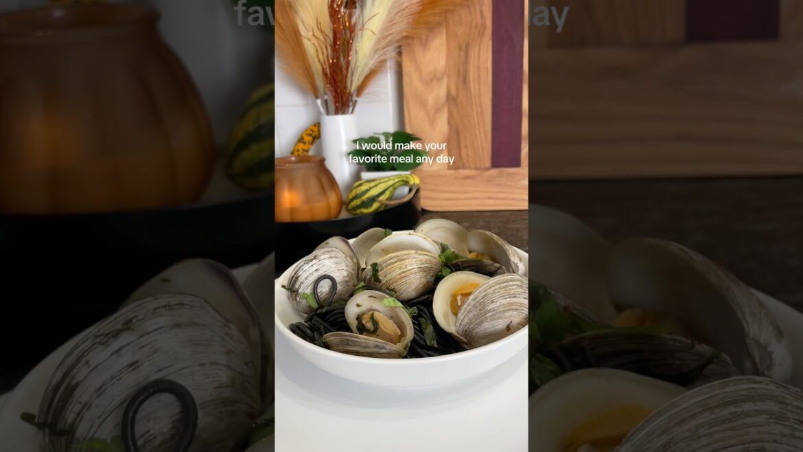 Black squid ink spaghetti with clams ❤️ #dinner #fyp #dinnerideas #foodie #cooking