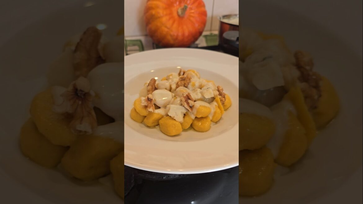 Gnocchi di zucca con fonduta di gorgonzola/Pumpkin gnocchi with gorgonzola fondue#shorts#food