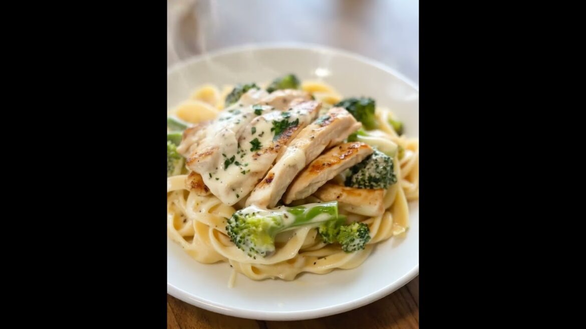 Creamy Chicken Broccoli Alfredo Pasta | Easy Fettuccine Alfredo Recipe | Quick Dinner Idea