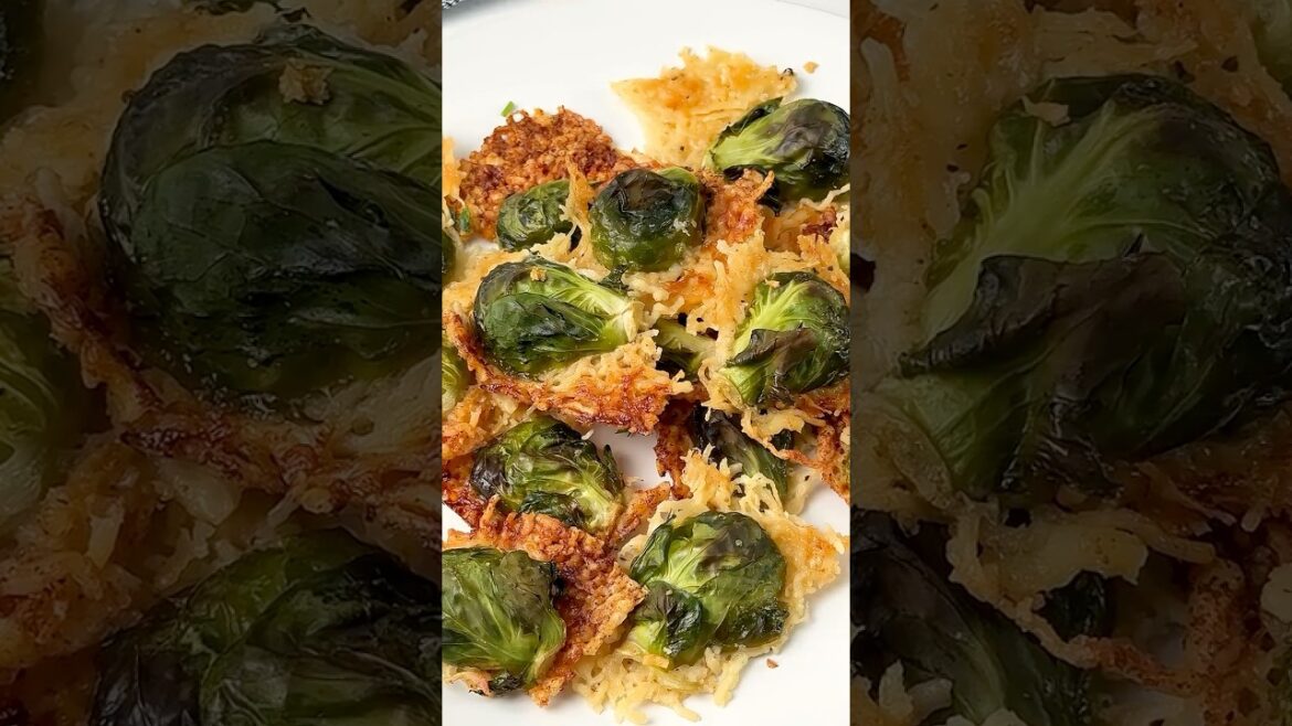 Garlic Parmesan Roasted Brussels Sprouts #easyrecipe #thanksgivingrecipe #brusselsprouts