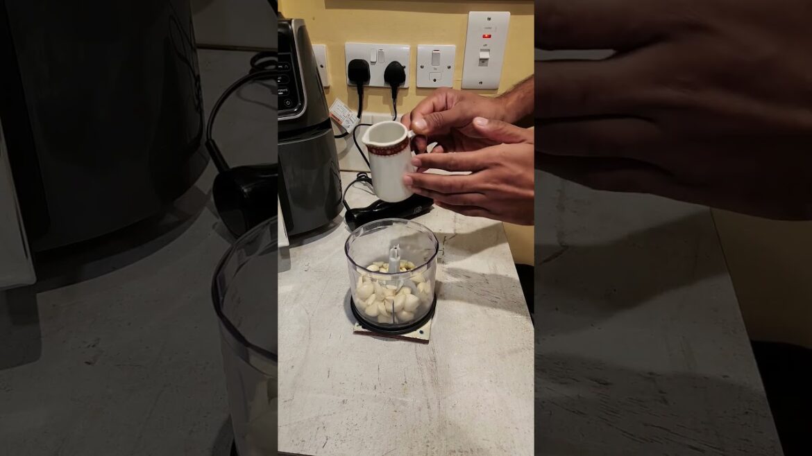 Lebanese Toum (garlic sauce)