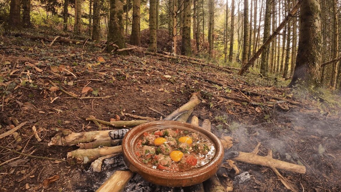 Moroccan Kefta Tagine Cooked over a Wood Fire | Tajine de Kefta Marocain cuit au Feu de Bois