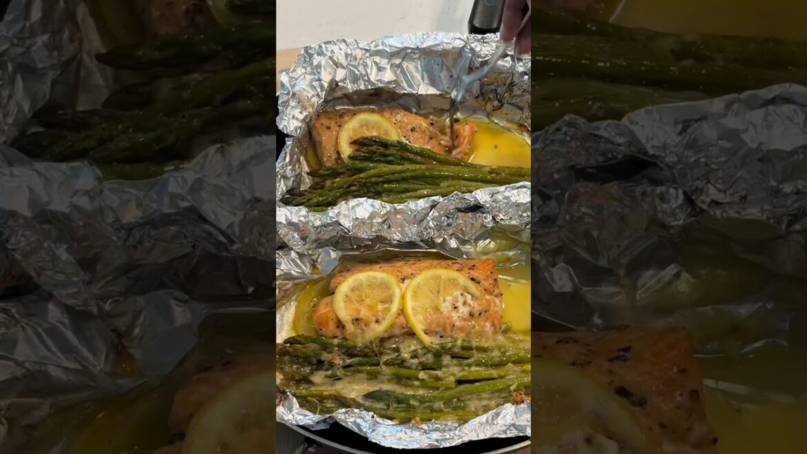 Garlic Lemon Butter Salmon & Asparagus Foil Packs #Salmon #Asparagus
