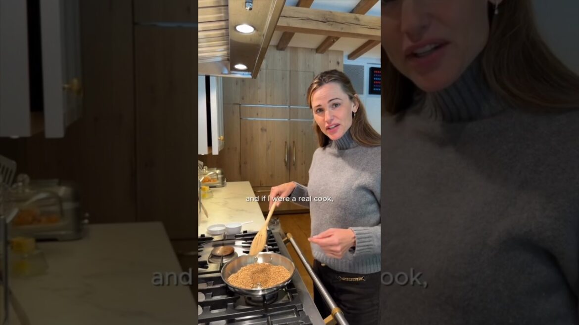 Jennifer Garner Makes Roasted Fennel & Farro Salad for Thanksgiving - Pretend Cooking Show #shorts