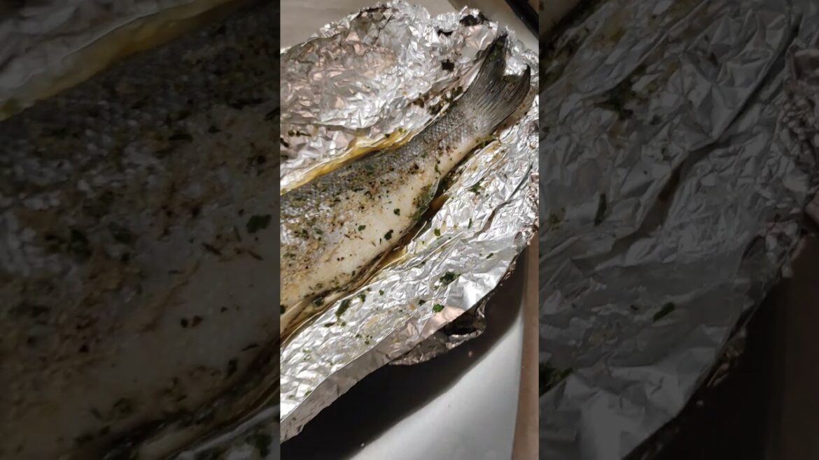 Branzino al cartoccio in padella al vapore