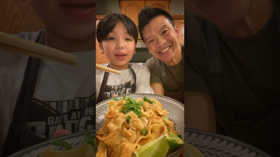 Thai Peanut Chicken Noodles #thaifood #padthai #padthainoodles #asianfood #easyrecipe #dinner ideas