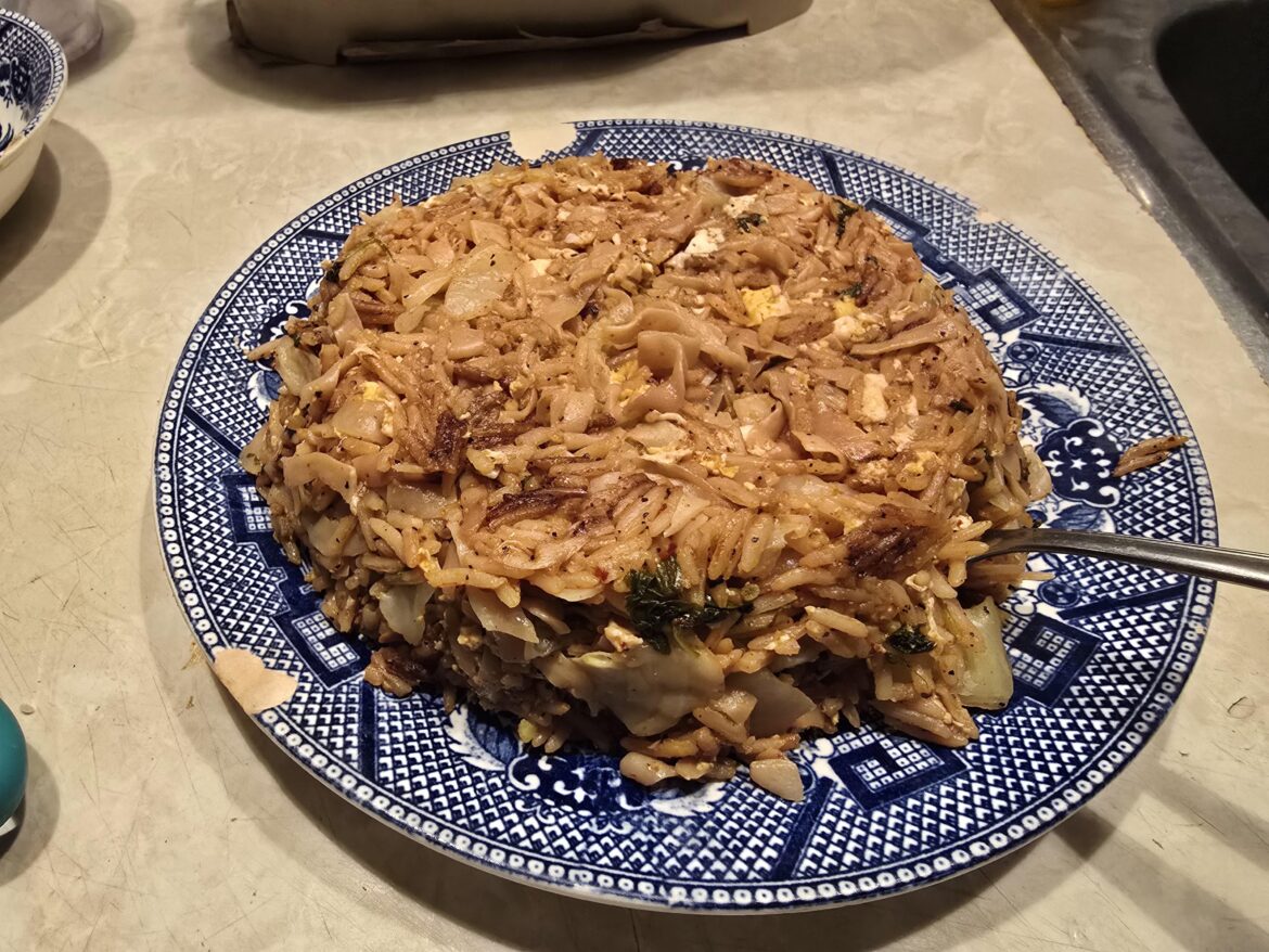 One pot rice cooker fried rice, with konjac, cabbage and two eggs, less than 400 calories and weight a few pounds.