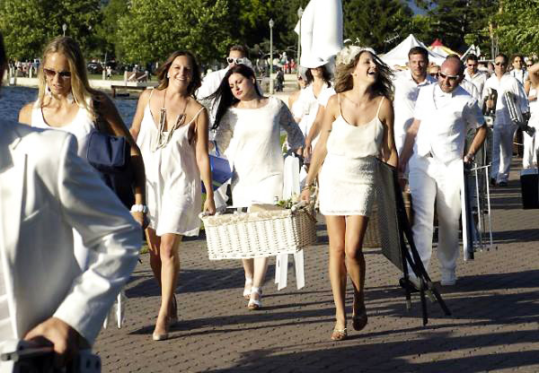 The secret French dinner party "Diné en Blanc" arrives in Japan for the first time