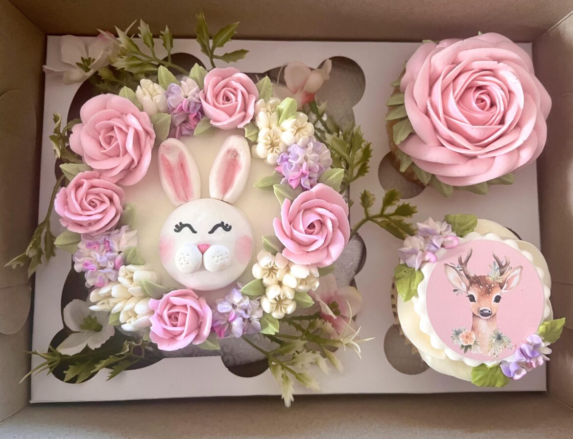 The little girl who helps her mom drop off packages at our house always comes in to look at the cakes ready for collection, this time she’s getting a surprise because she’s coming over to pick up her own birthday box!