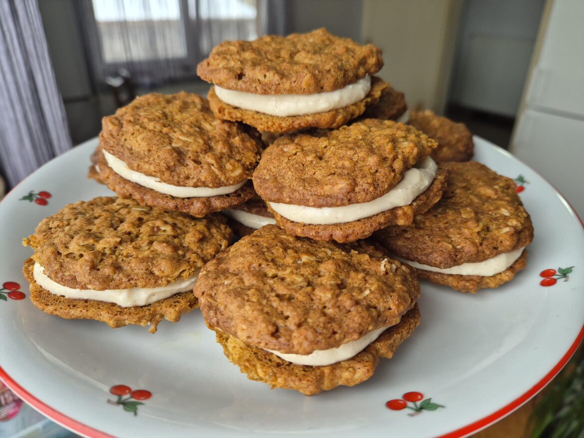 [Homemade] Pumpkin oatmeal creme pies