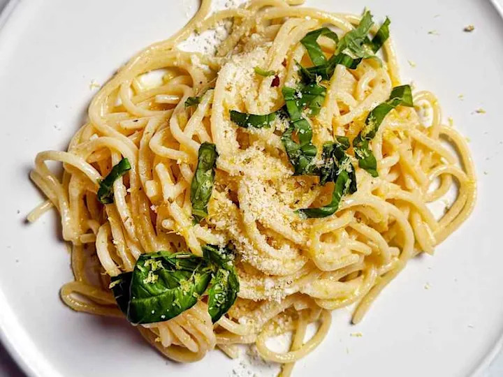 Spaghetti pasta on plate.