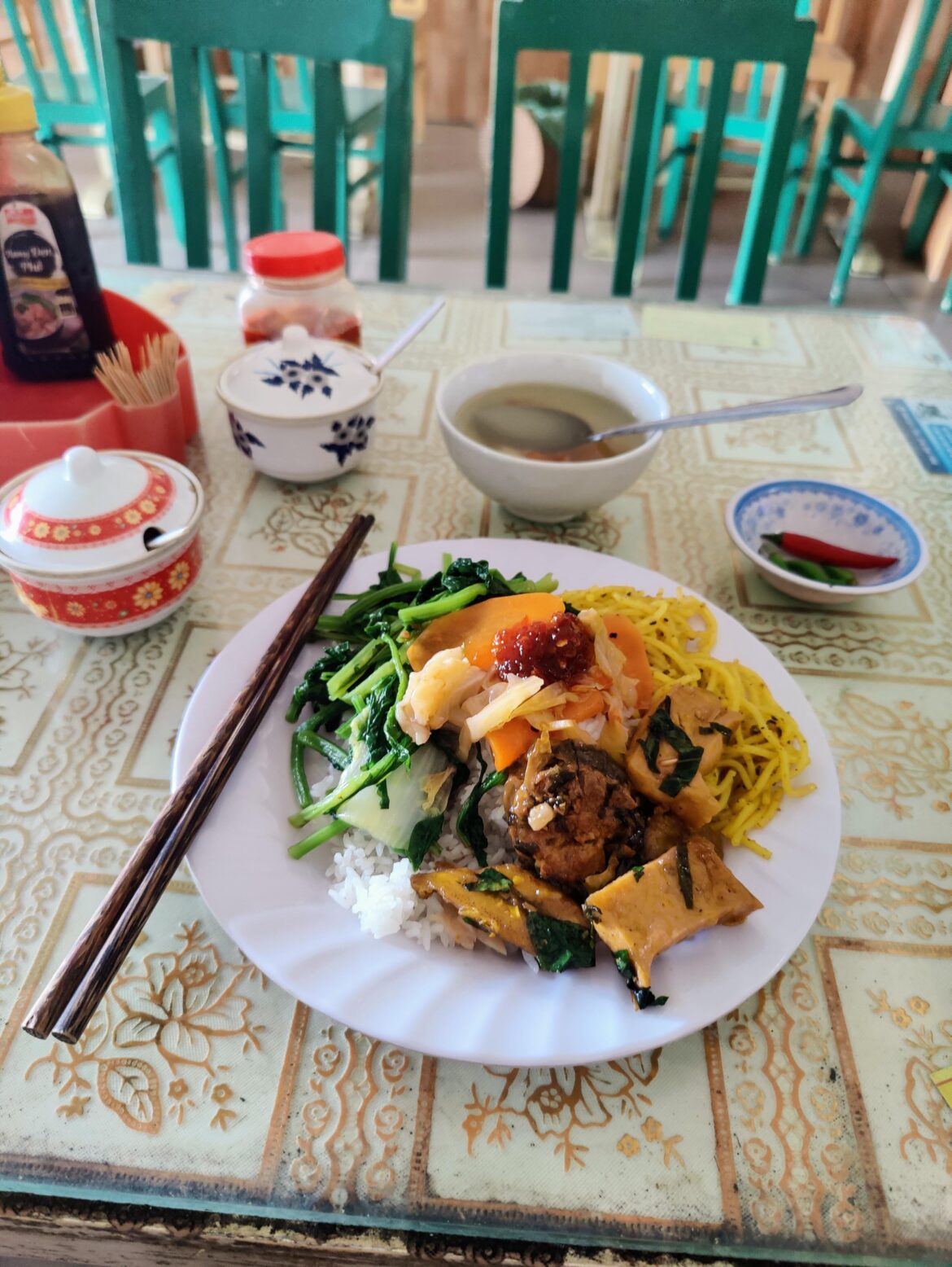 rice plate for 20k dng! loving hut in da nang, vietnam [cơm chay thập cẩm]