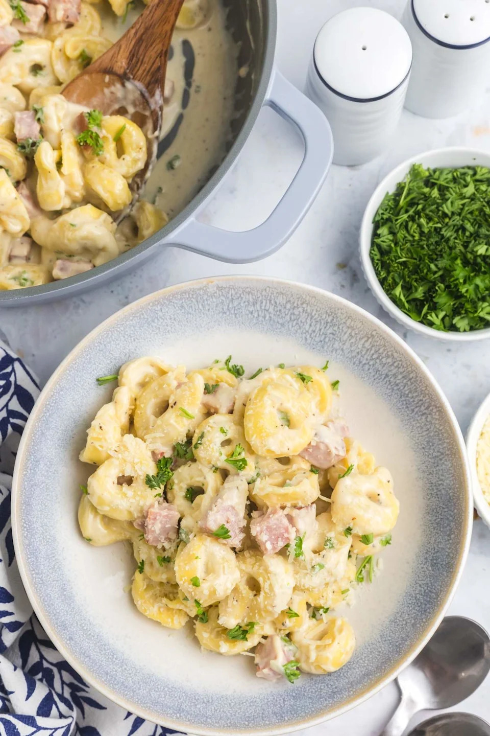 Tortellini alla panna on a plate.