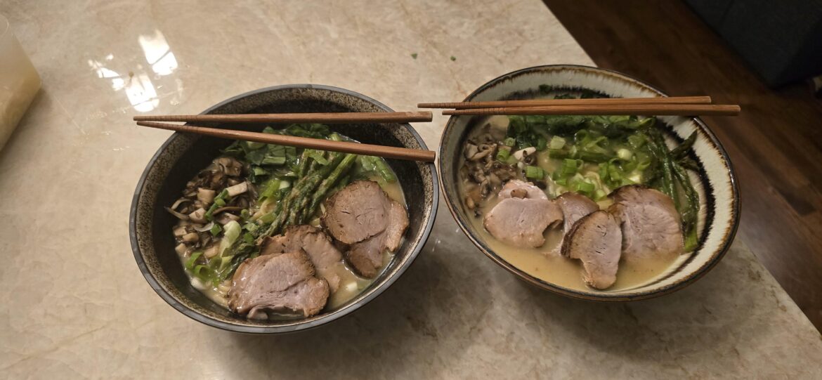 By no means is this well put together, but I'm happy with it. Spicy tonkotsu, with chashu pork loin, a mix of mushrooms, blanched spinach, green onion and asparagus baked with butter and wasabi. I finally got to use the bowls I got in San Francisco.