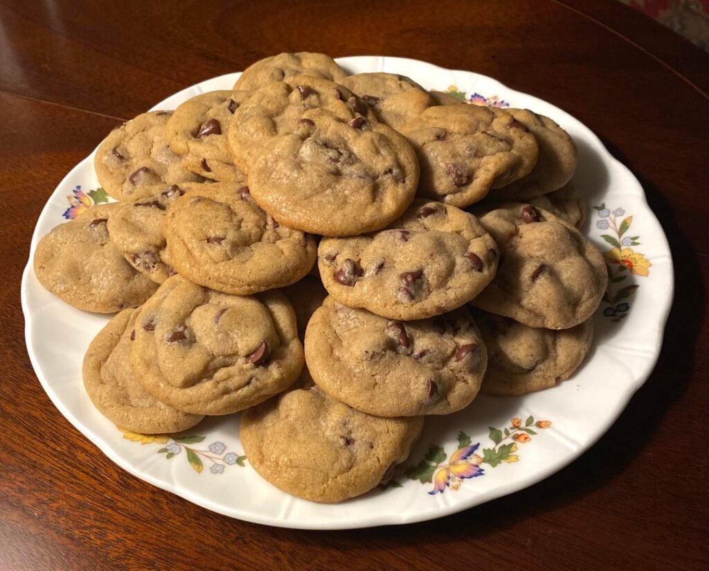 I would like to thank my kitchen assistant (my mom) for helping me bake all these cookies (she sat at the counter playing Spelling Bee on her phone and then ate 3 cookies) I would like to thank my kitchen assistant (my mom) for helping me bake all these cookies (she sat at the counter playing Spelling Bee on her phone and then ate 3 cookies)