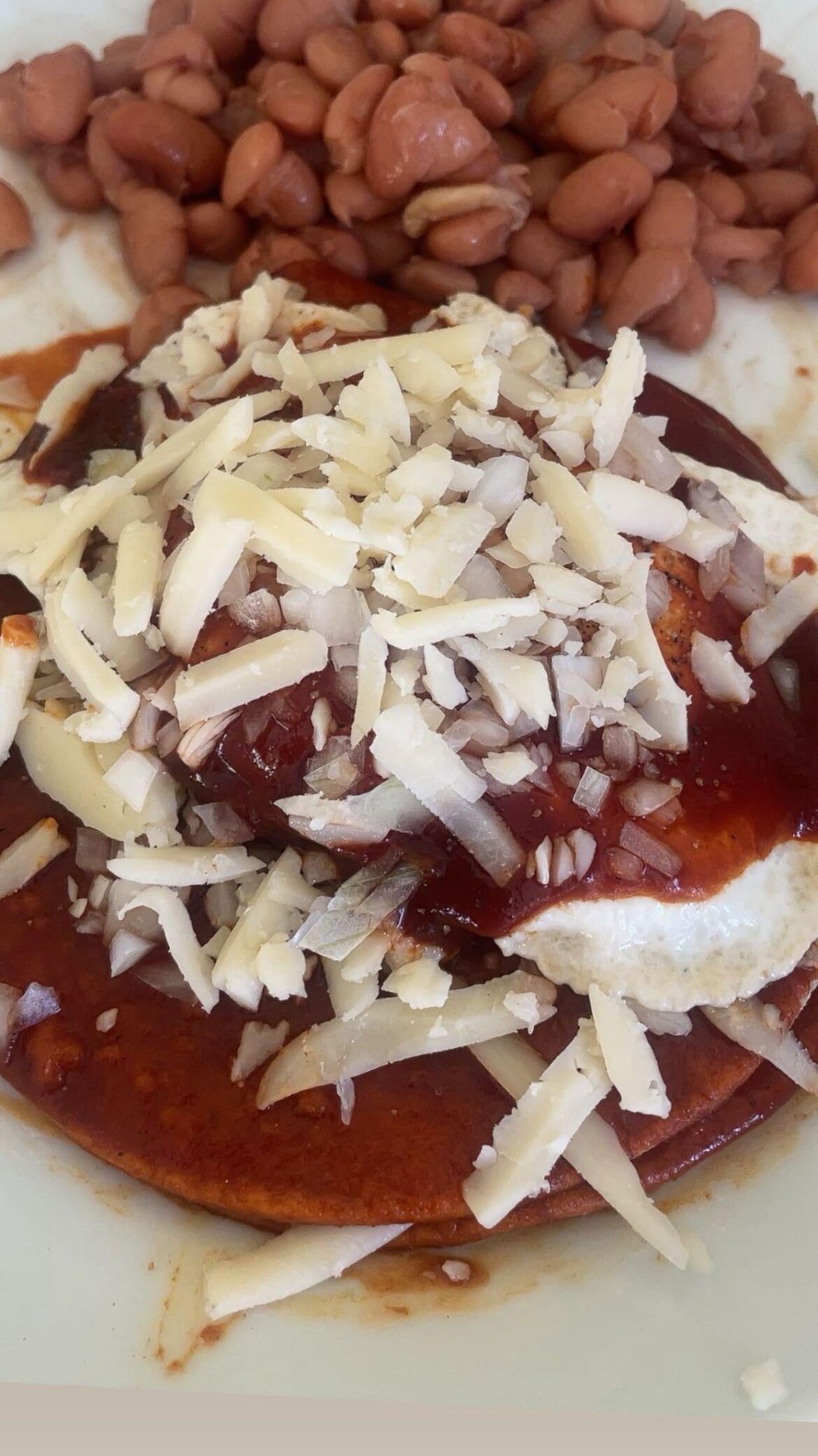 Enchiladas montadas con huevo, queso de Chihuahua y frijoles