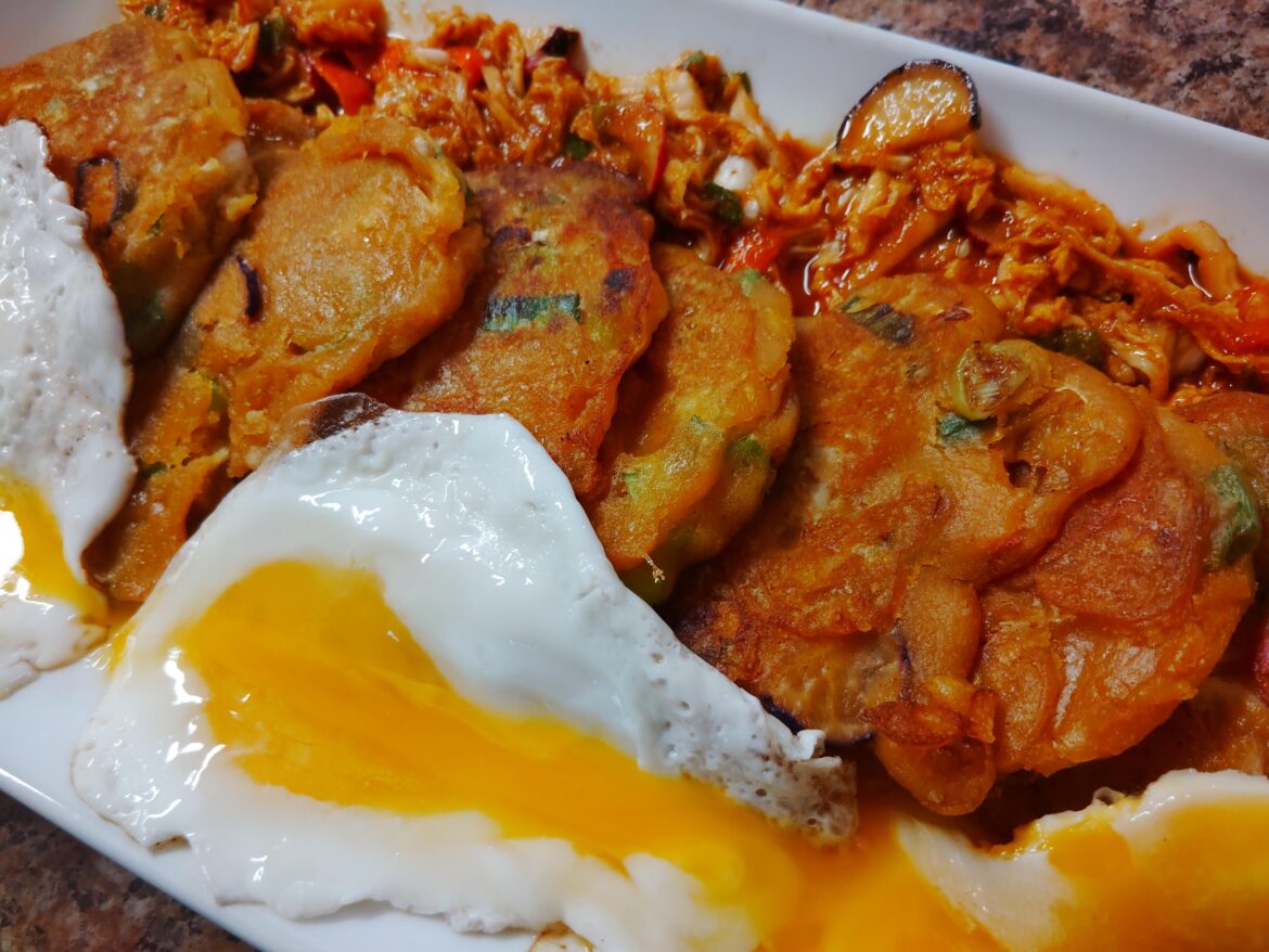 [homemade] kimchijeon 김치전 / kimchi pancakes!