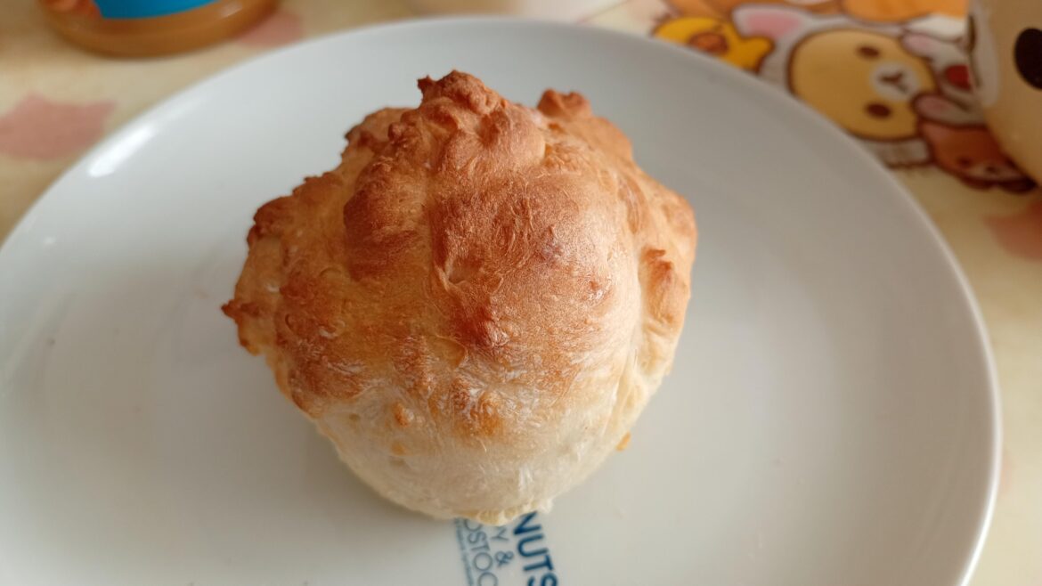 Today's breakfast is home-baked bread.