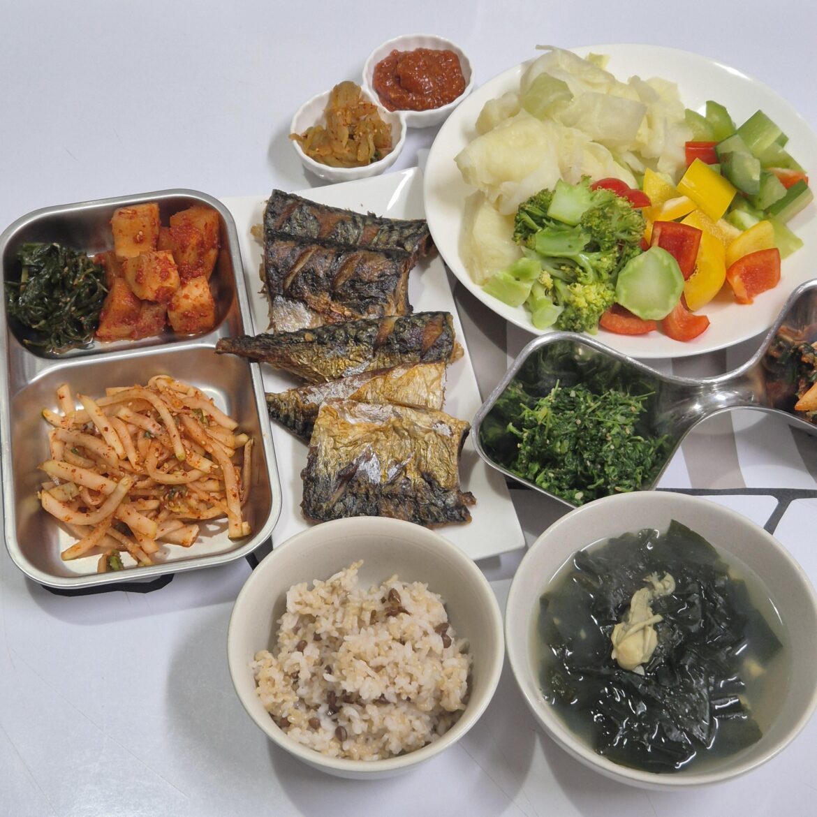 “Today I’m having oyster seaweed soup and grilled mackerel.”