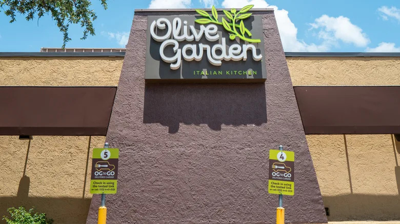 Olive Garden to-go pickup area
