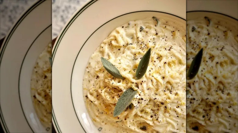 Cacio e pepe pasta in a bowl