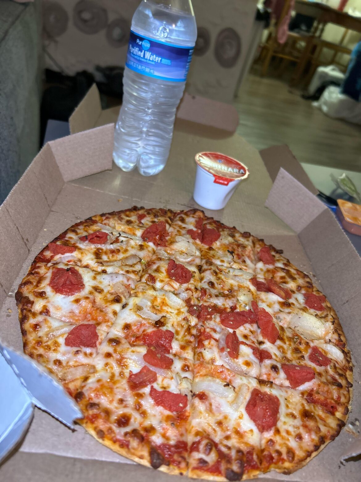 790 calories for a small thin crust pizza with onions and tomatoes from Dominos! 🍕