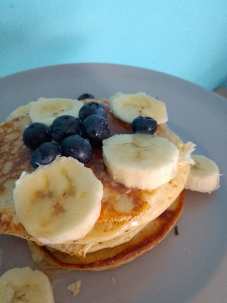 Pancakes with banana, blueberries and honey 🍯