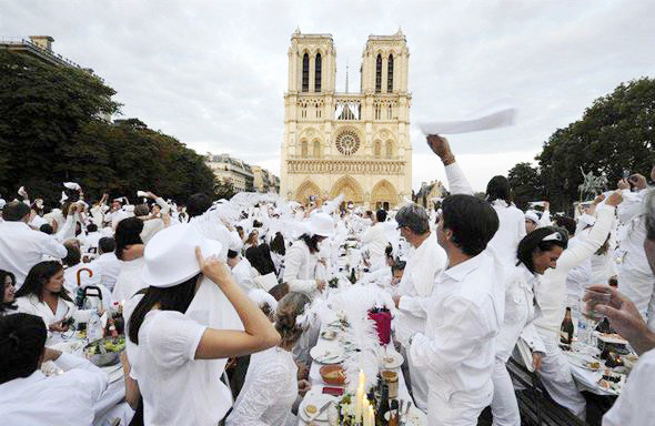 The secret French dinner party "Diné en Blanc" arrives in Japan for the first time
