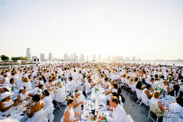 The secret French dinner party "Diné en Blanc" arrives in Japan for the first time