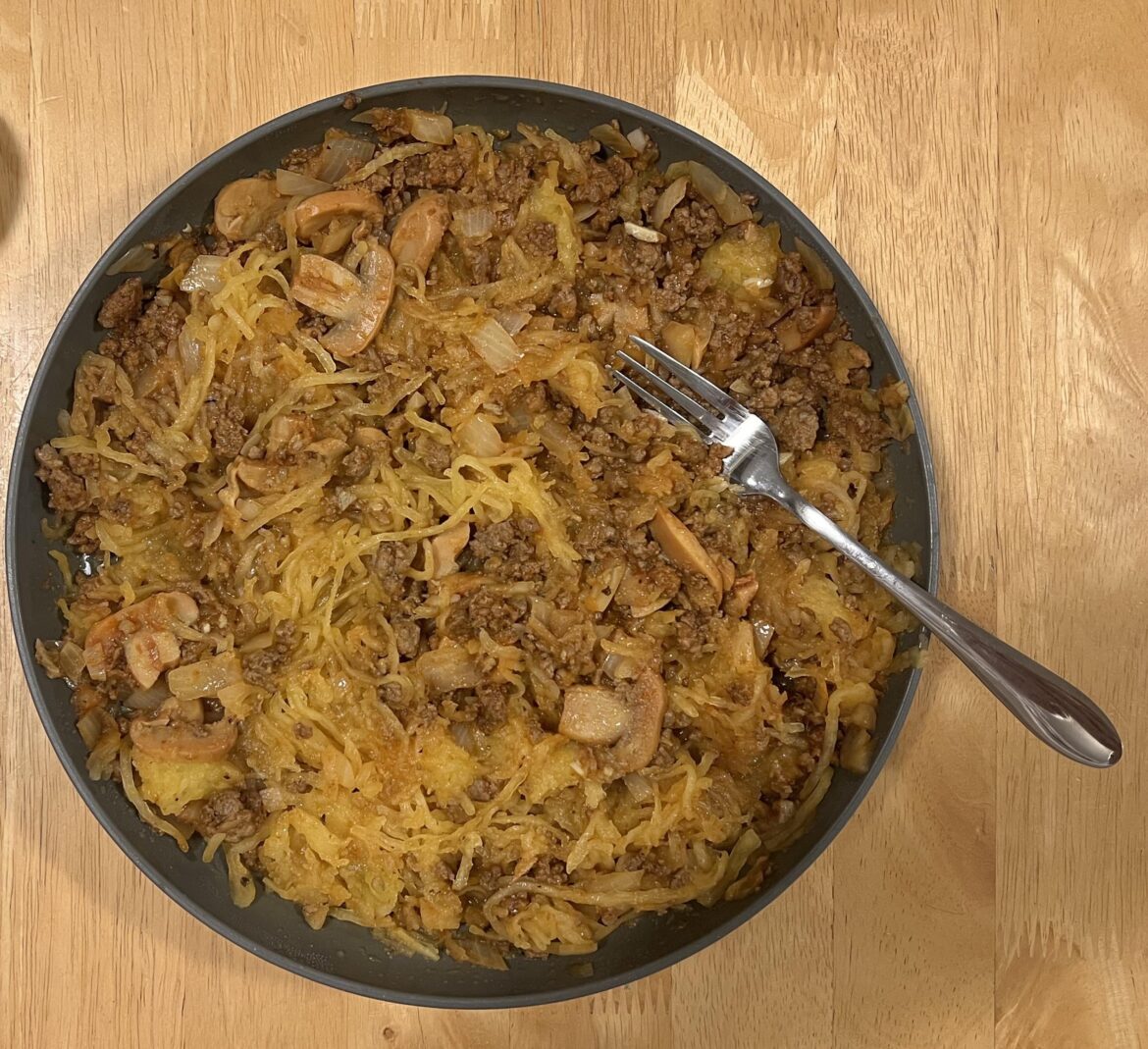 Whole plate (620g) of spaghetti squash spaghetti for ~460 cals and almost 40g protein !! This plate is wider than my face 🤭