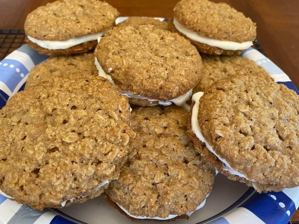I made some bomb💣homemade oatmeal cream pie cookies 🍪😋